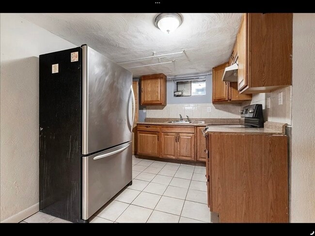 Building Photo - 1800 River St