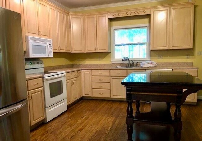 Building Photo - Spacious 3100 sq ft 3 bedroom 2 bath home on over 1.5 acres in Oak Ridge, NC