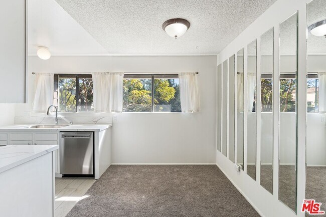 Building Photo - 4 Streamwood