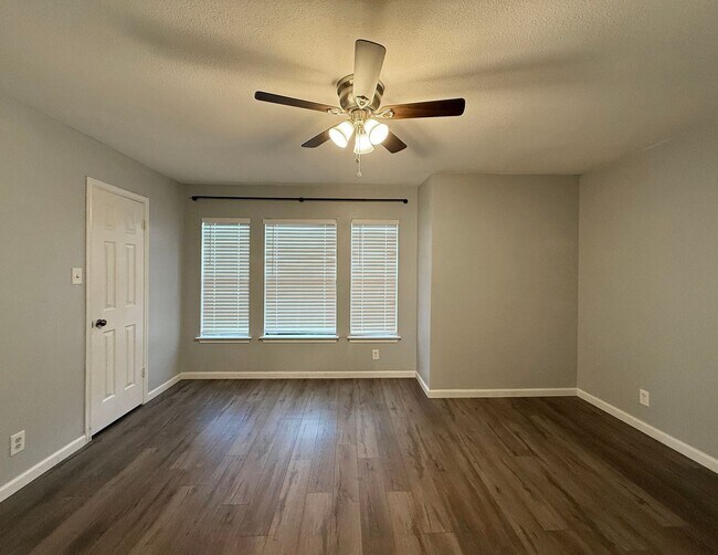 Building Photo - Beautiful 3/2 Available for Immediate Move In!
