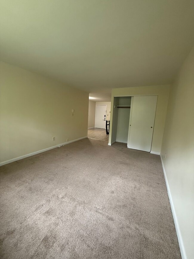 Building Photo - Bright & Modern 1 Bedroom Condo in quiet, ...