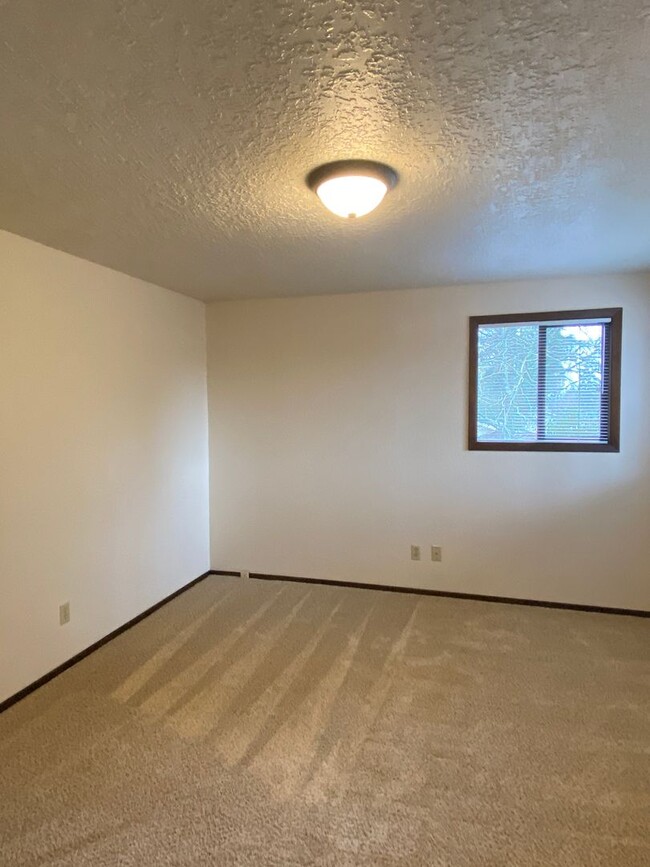 Building Photo - Fantastic SE Salem 3-Bedroom Home in Prime...