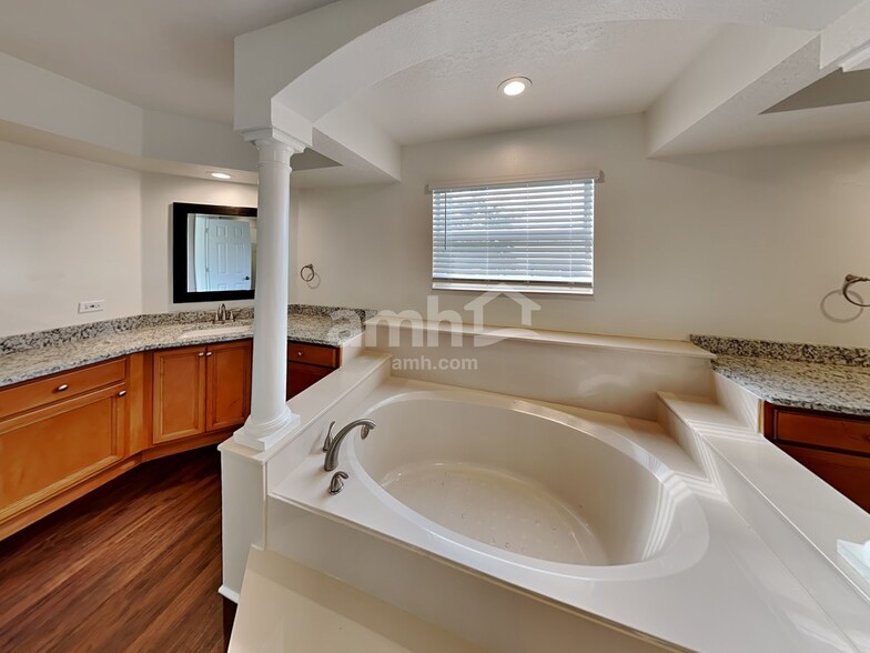 Building Photo - 2300 Treetop Ln