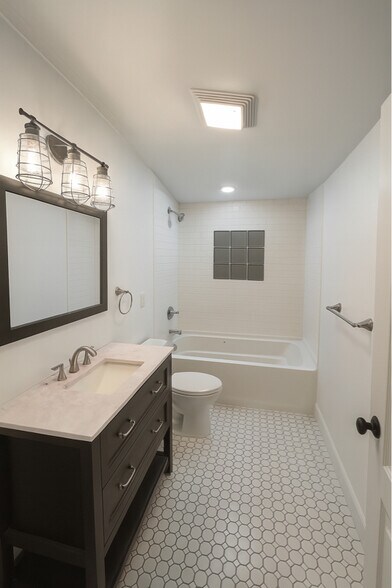 Building Photo - 20 Little and Mays Dr