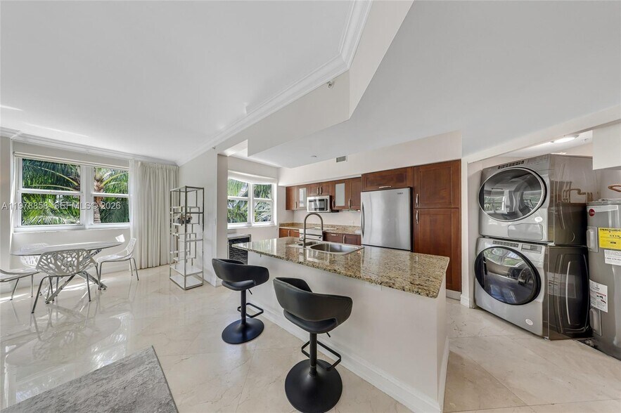 Building Photo - 20000 E Country Club Dr