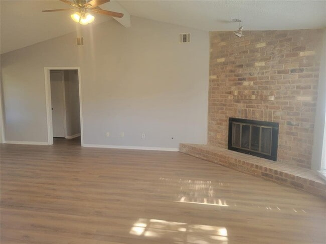 Building Photo - 3046 Mosby Dr