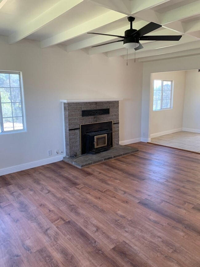 Building Photo - Country Home!