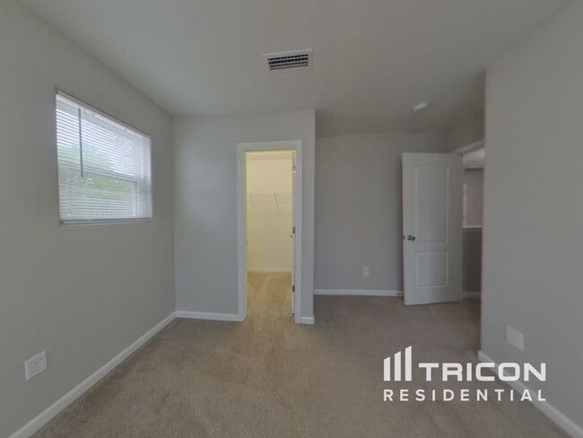 Building Photo - 1401 Waylon Ave