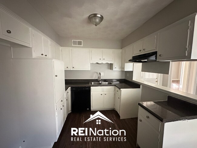 Building Photo - Spacious 4BR/2BA Memphis Rental with 2-Car Garage, Hardwood Floors & Fireplace