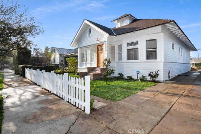 Building Photo - 2317 Walnut Ave