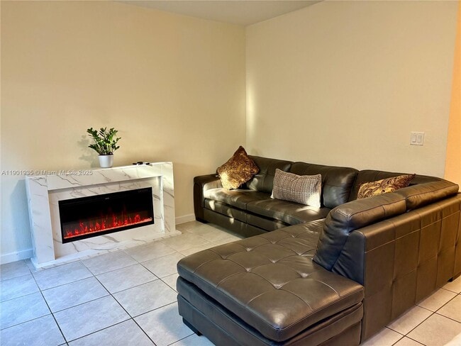 Building Photo - 1020 SE 26th Ter