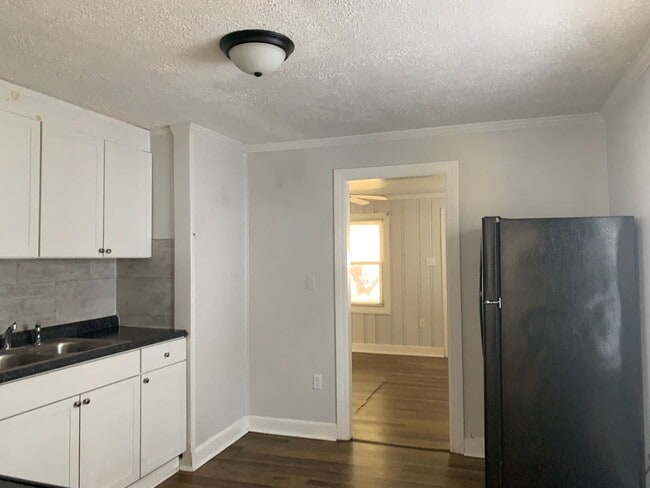 Building Photo - 2 Bedroom House off Memorial Avenue