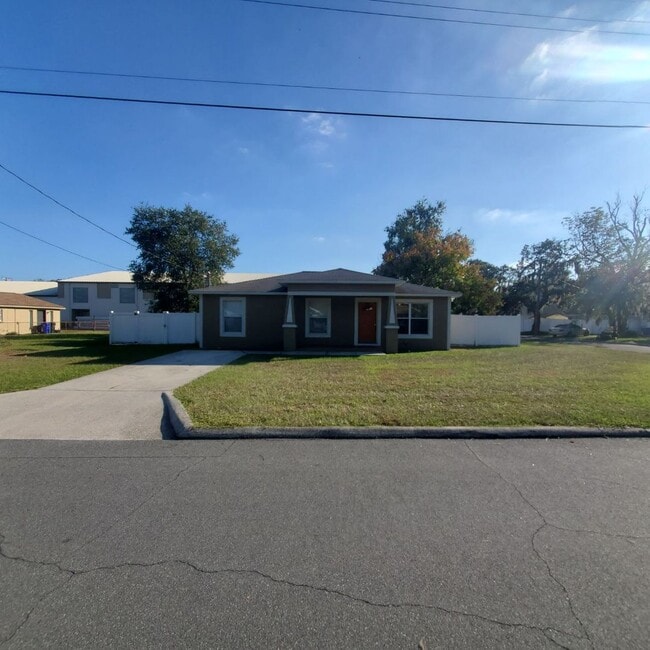Building Photo - Fenced In Spacious 3-Bedroom 2-Bathroom Home
