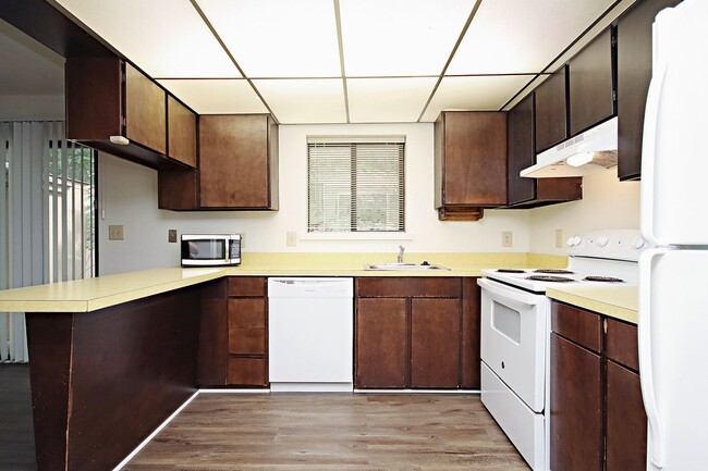 Building Photo - Huntington Village Townhome, Near UVA's North Grounds