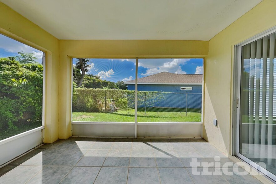 Building Photo - 7641 Manor Dr
