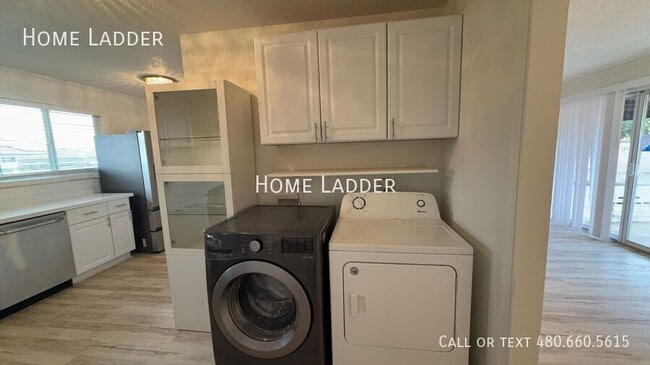 Building Photo - 842 N Las Palmas Dr