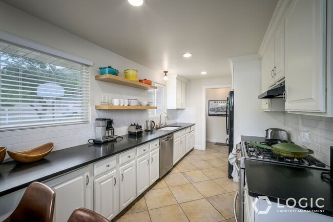 Building Photo - 3760 E Millstream Dr