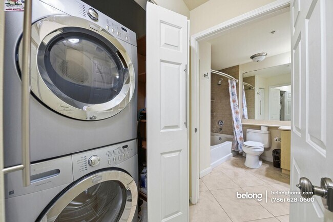 Building Photo - 2421 NE 65th St