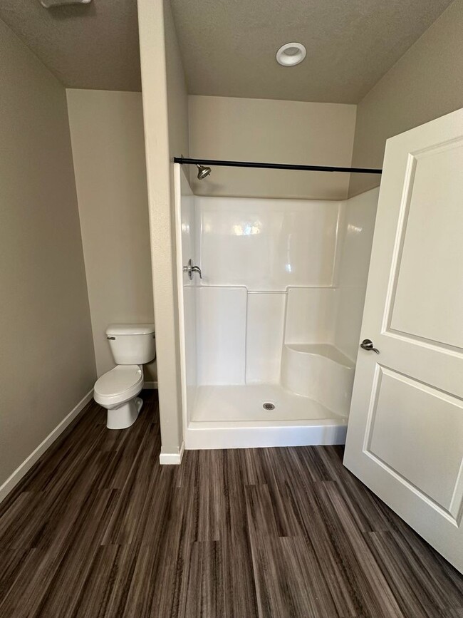 Building Photo - 3 Bedroom Townhouse!