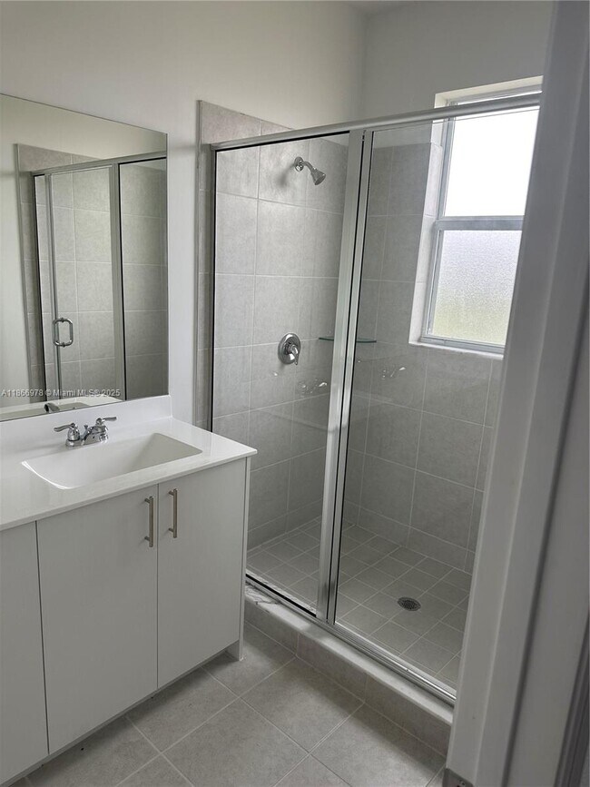 Building Photo - 2464 SE 24th Ave