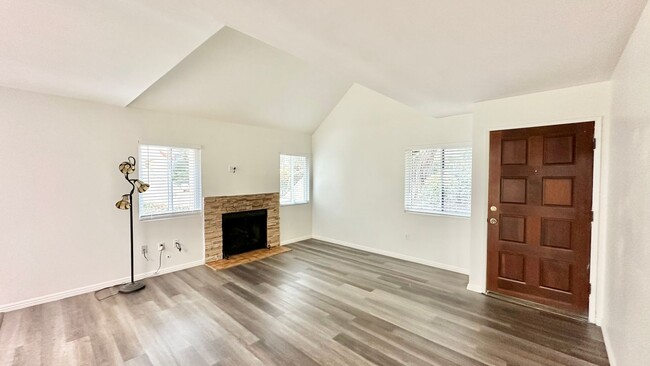 Building Photo - Charming Entry Level Condo Unit with Reser...