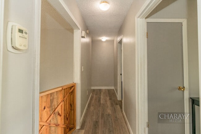 Building Photo - Duplex-Upper Unit in Aurora Subdivision