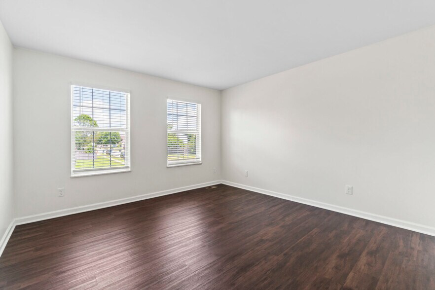 Building Photo - 6981 Bennell Dr