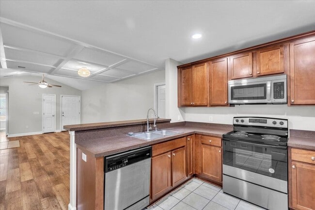 Building Photo - Perfectly Located 3 Bed, 2 Bath Home in Li...
