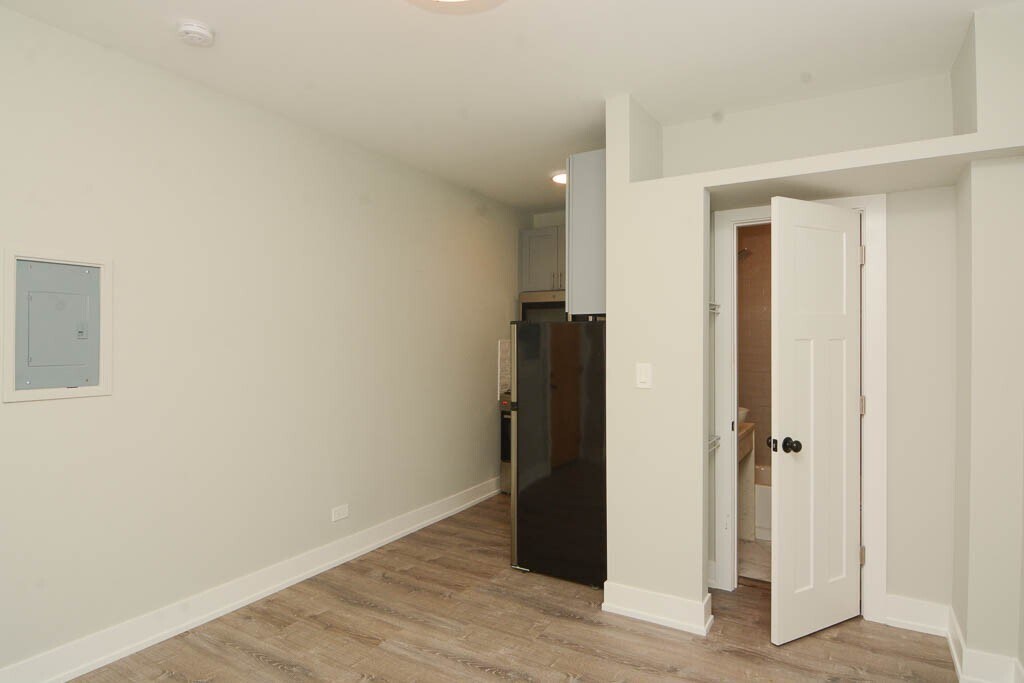 Building Photo - 545 W Belmont Ave