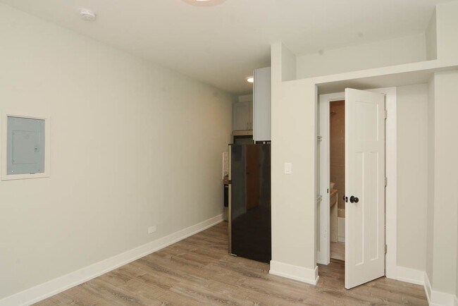 Building Photo - 508 W Belmont Ave