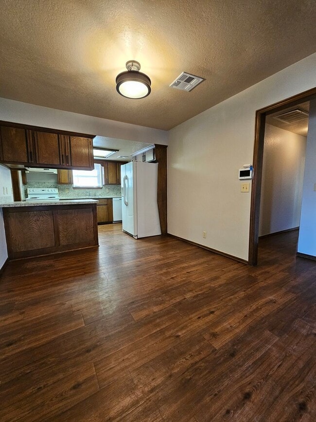 Building Photo - (3) Bed/(2) Bath Avail NOW! Pets Negotiable.