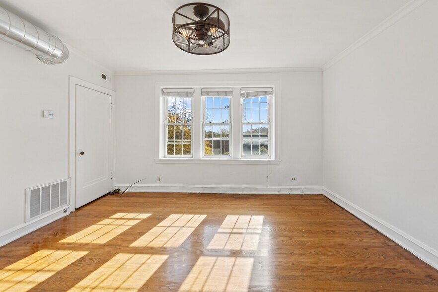Primary Photo - 3050 W Cornelia Ave