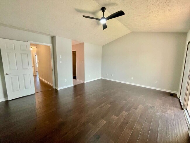 Building Photo - 3-Bed, 3-Bath Townhouse In Lands End