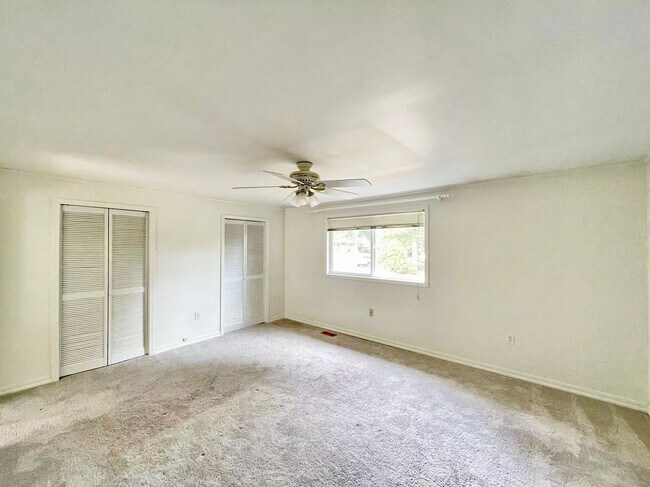 Building Photo - Spacious 5-Bedroom Home in Prime Location