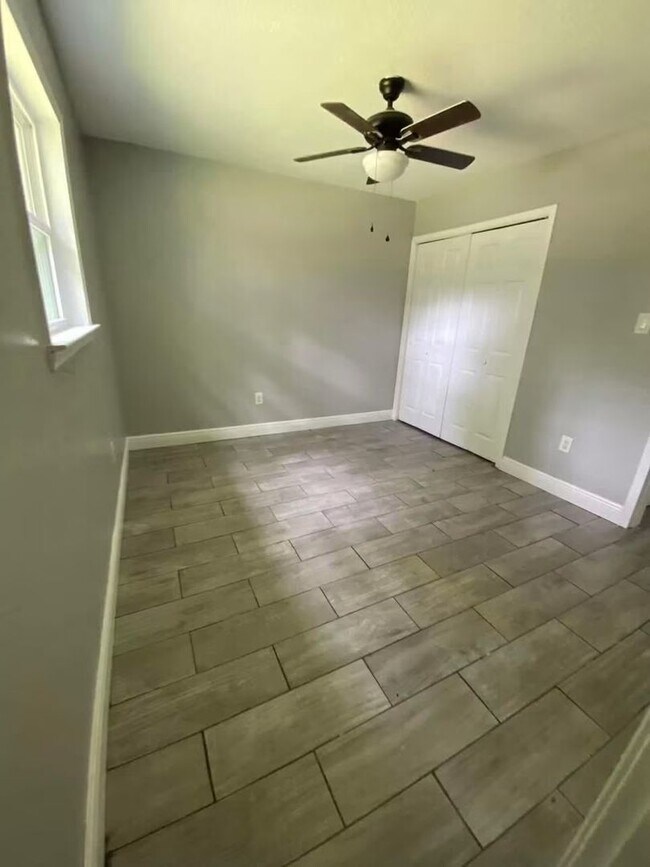 Building Photo - 3 Bedroom 2 Bath Available