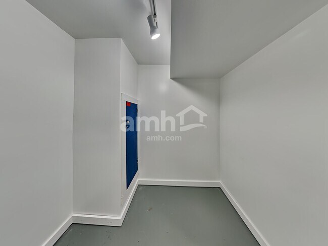 Building Photo - 402 Rolling Acre Dr