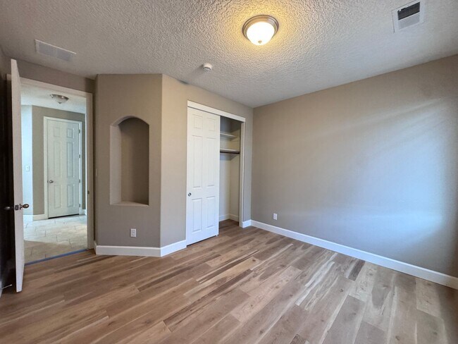 Building Photo - 1504 Barbaro Dr SE
