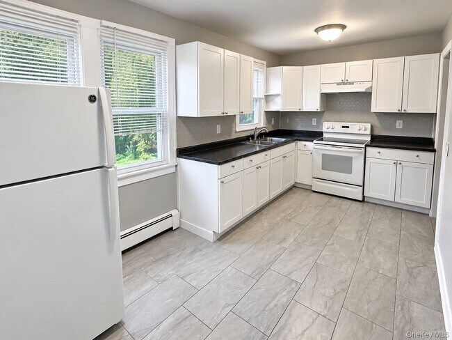 Building Photo - 13 Spackenkill Rd
