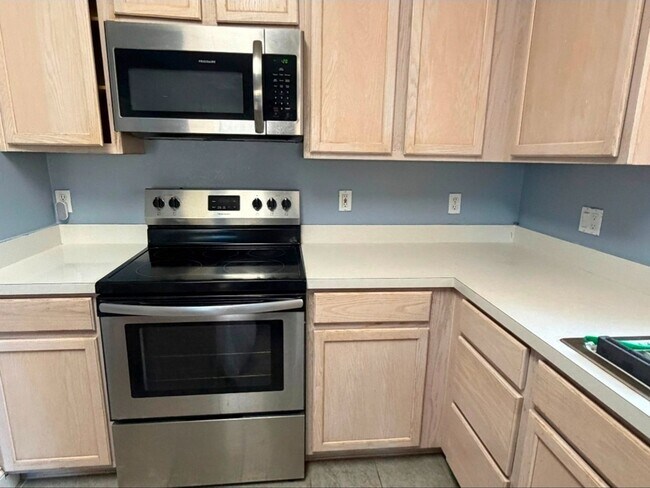 Building Photo - 4 BED / 2 BATH / 2 CAR GARAGE - ORLANDO (HUNTER'S CREEK)