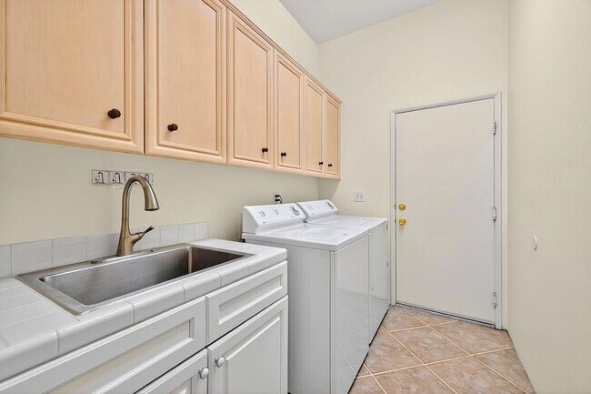 Building Photo - 83 N Kavenish Dr