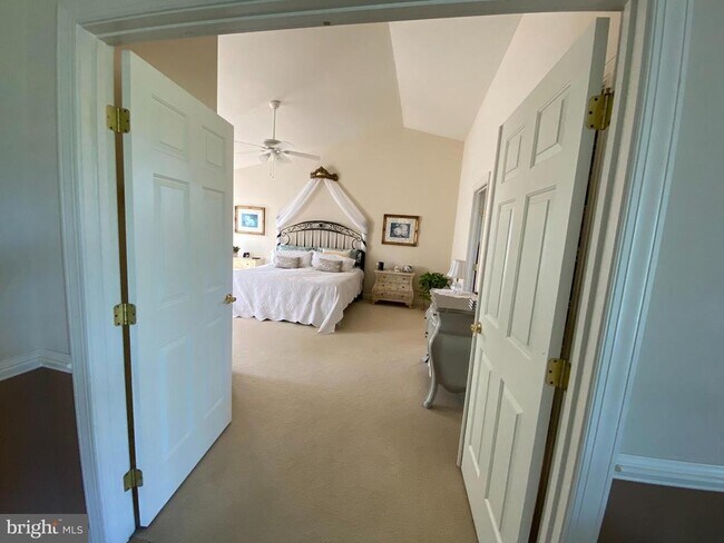 Building Photo - 6 Hollow Creek Cir