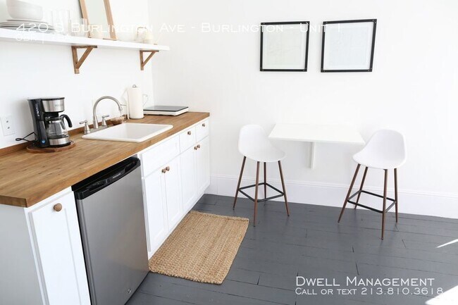 Building Photo - Beautiful Studio Apartment with Kitchenette
