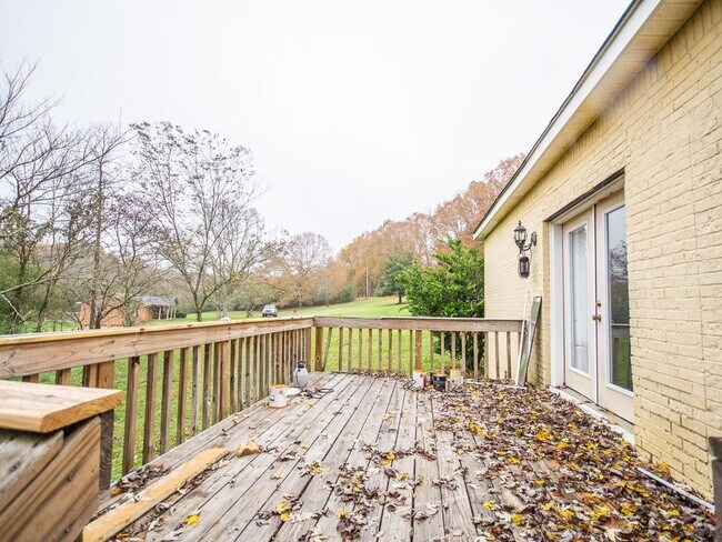 Building Photo - Nice Home with Country Setting!