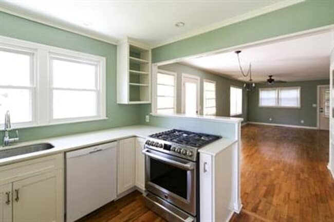 Building Photo - Quiet and quaint, this East Fayetteville cottage is one of a kind!