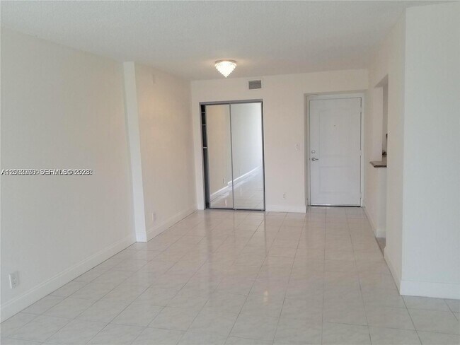 Building Photo - 100 Bayview Dr