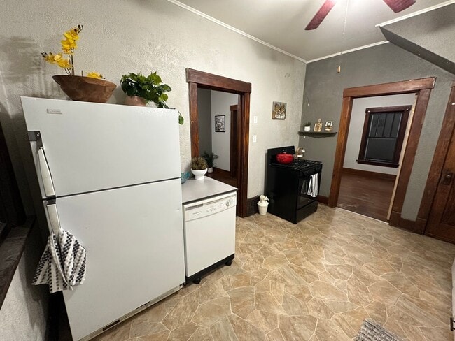 Building Photo - 2 bed, 1 bath home for rent in Waterloo