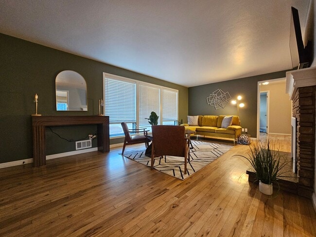Building Photo - Fully Furnished Mid Century Charmer- month to month/midterm/short term, 3 bedrooms, highly desira...