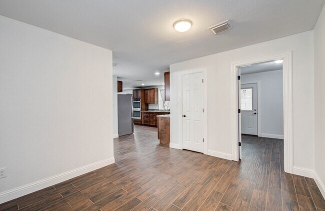 Building Photo - 536 Robert E Lee Dr