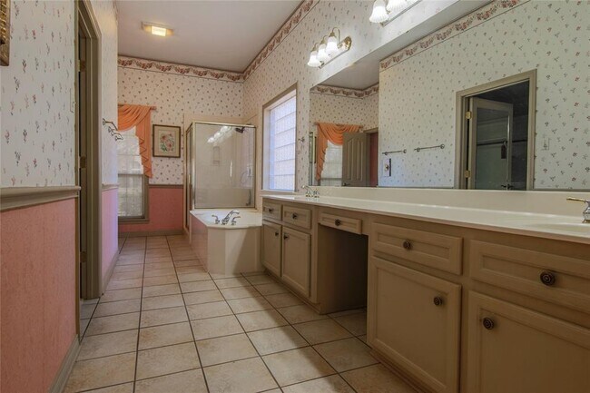 Building Photo - 2 Robin Trail