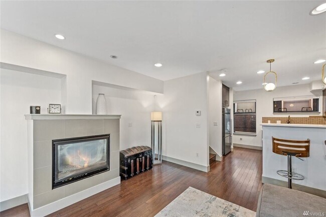 Building Photo - 2Bd/1.75Ba Seattle Townhouse